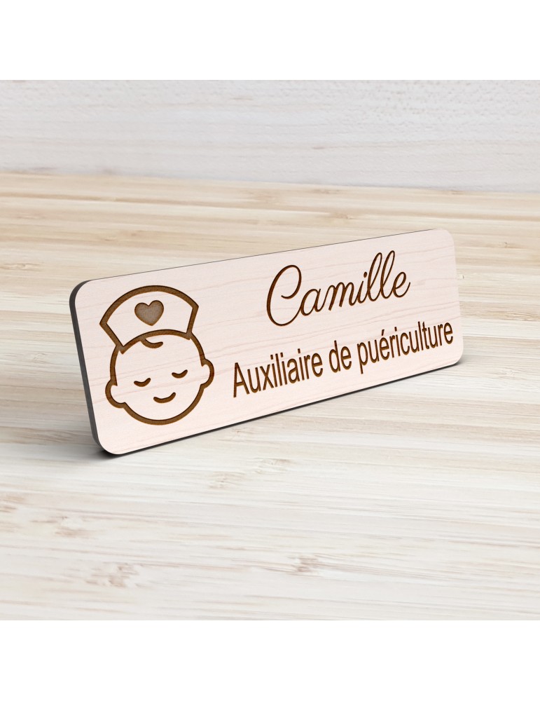 Badge personnalisé auxiliaire de puériculture, motif bébé et soins de puériculture, vue de présentation