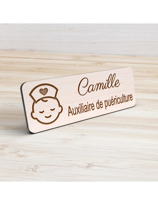 Badge personnalisé auxiliaire de puériculture, motif bébé et soins de puériculture, vue de présentation