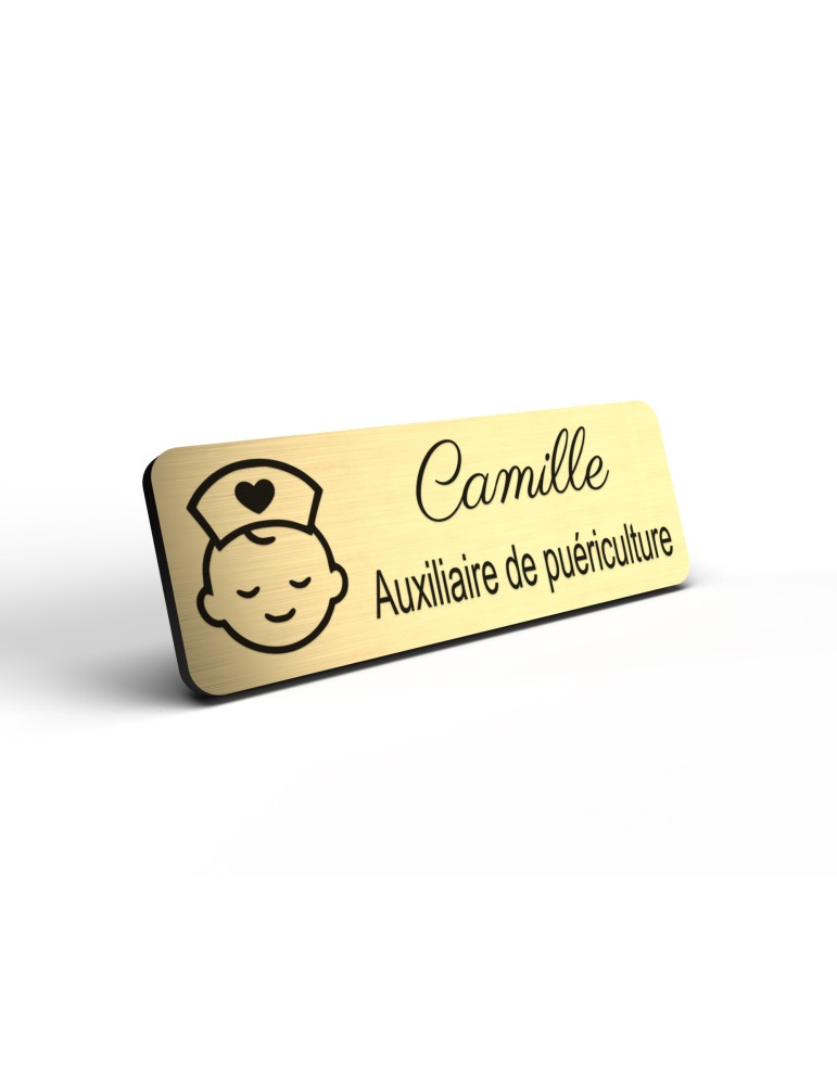 Badge personnalisé auxiliaire de puériculture, motif bébé et soins de puériculture, détail de la finition or brossé