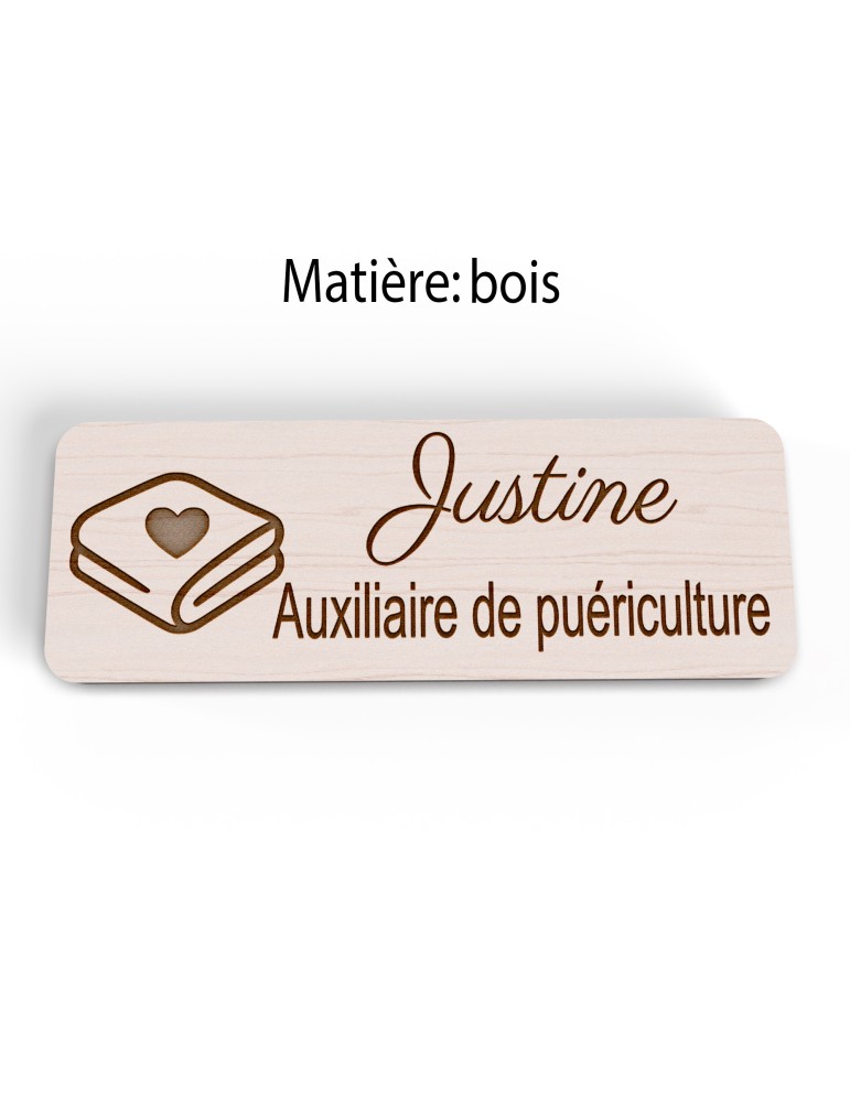 Badge personnalisé auxiliaire de puériculture, motif bébé et soins de puériculture, version bois vue à plat