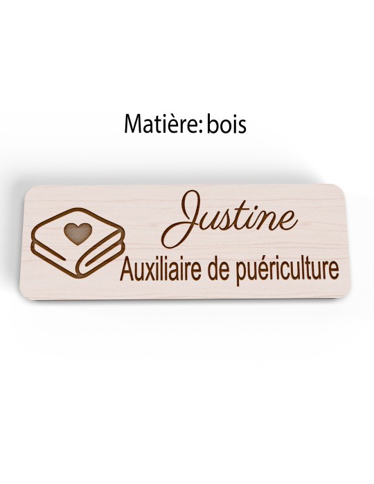 Badge personnalisé auxiliaire de puériculture, motif bébé et soins de puériculture, version bois vue à plat