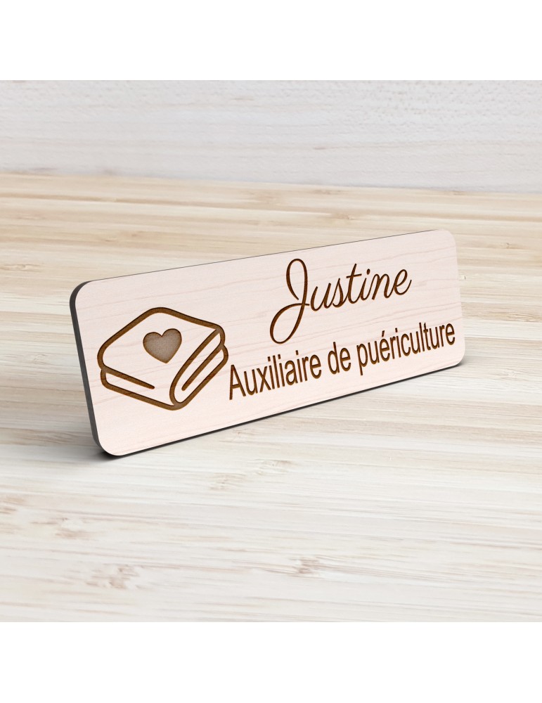 Badge personnalisé auxiliaire de puériculture, motif bébé et soins de puériculture, vue de présentation