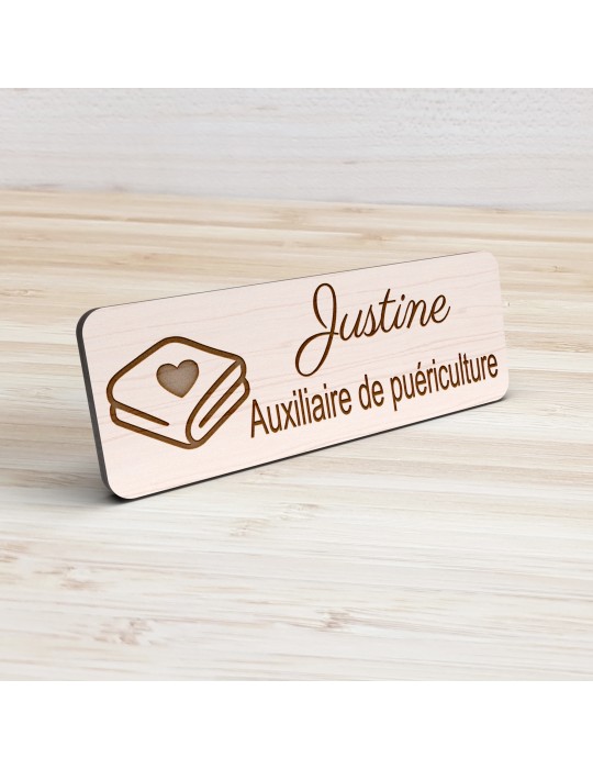 Badge personnalisé auxiliaire de puériculture, motif bébé et soins de puériculture, vue de présentation