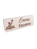 Badge personnalisé éducatrice, motif éducation et développement de l'enfant, vue en biais