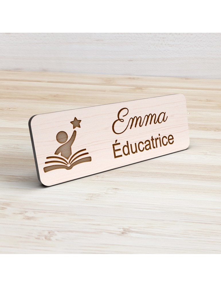 Badge personnalisé éducatrice, motif éducation et développement de l'enfant, vue de présentation