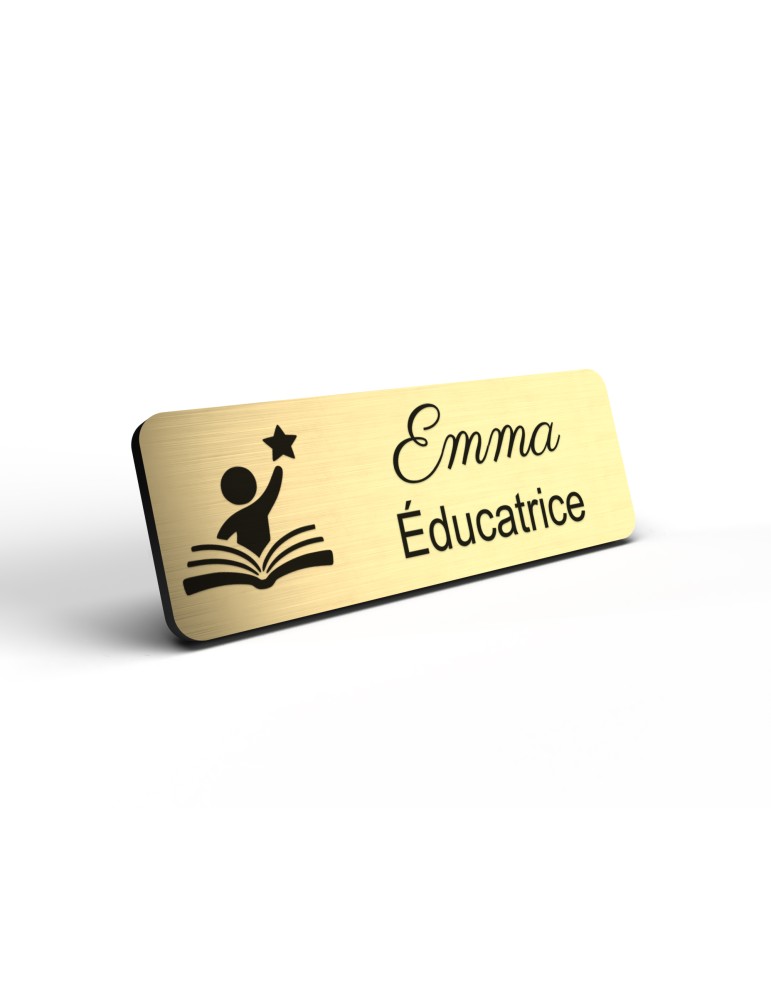 Badge personnalisé éducatrice, motif éducation et développement de l'enfant, détail de la finition or brossé