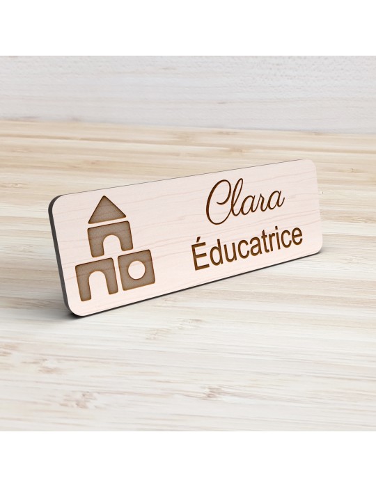 Badge personnalisé éducatrice, motif éducation et développement de l'enfant, vue de présentation