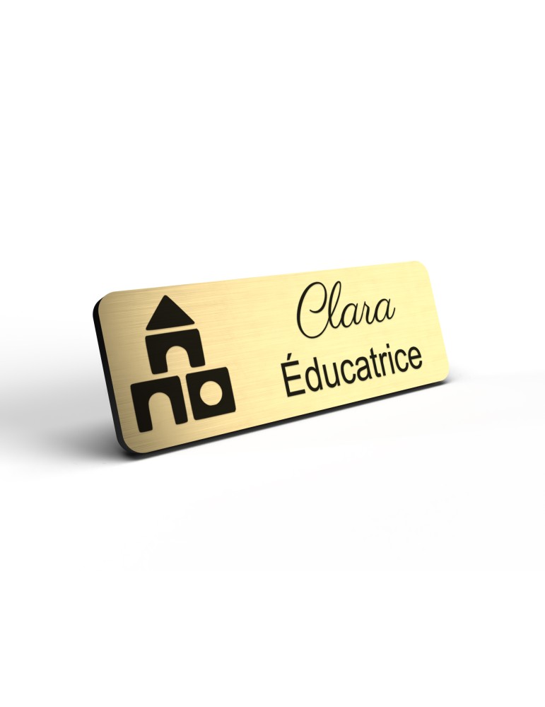 Badge personnalisé éducatrice, motif éducation et développement de l'enfant, détail de la finition or brossé