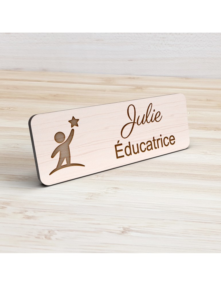 Badge personnalisé éducatrice, motif éducation et développement de l'enfant, vue de présentation