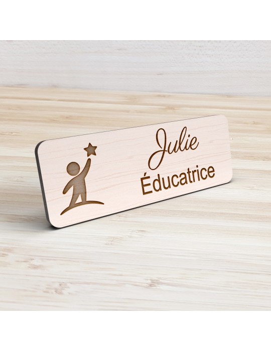 Badge personnalisé éducatrice, motif éducation et développement de l'enfant, vue de présentation