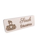 Badge personnalisé éducatrice, motif éducation et développement de l'enfant, vue en biais