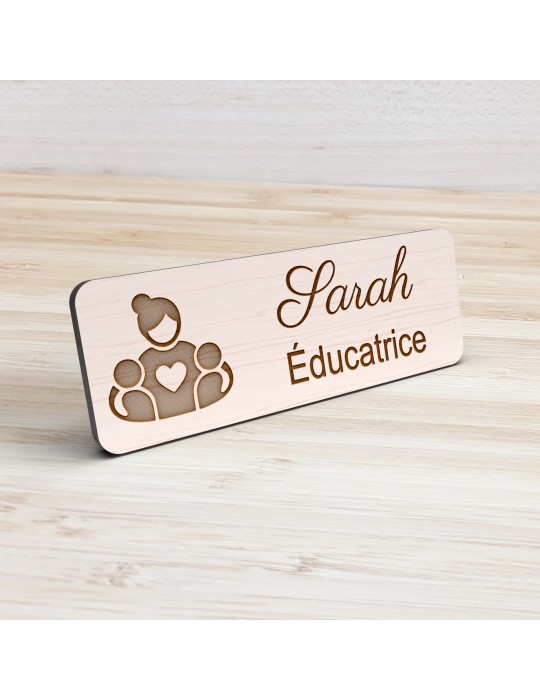Badge personnalisé éducatrice, motif éducation et développement de l'enfant, vue de présentation