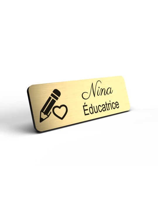 Badge personnalisé éducatrice, motif éducation et développement de l'enfant, détail de la finition or brossé