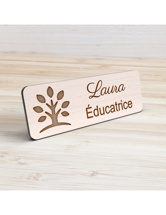 Badge personnalisé éducatrice, motif éducation et développement de l'enfant, vue de présentation