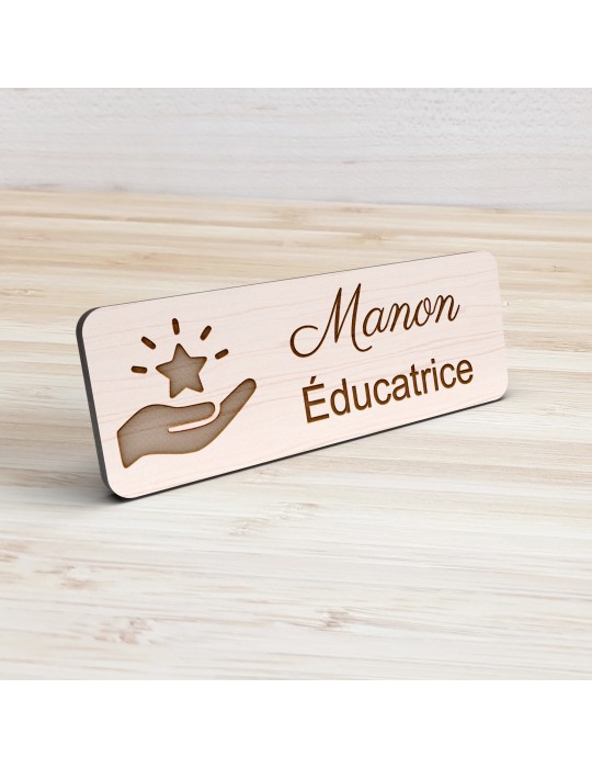 Badge personnalisé éducatrice, motif éducation et développement de l'enfant, vue de présentation