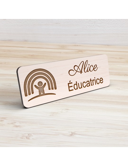 Badge personnalisé éducatrice, motif éducation et développement de l'enfant, vue de présentation