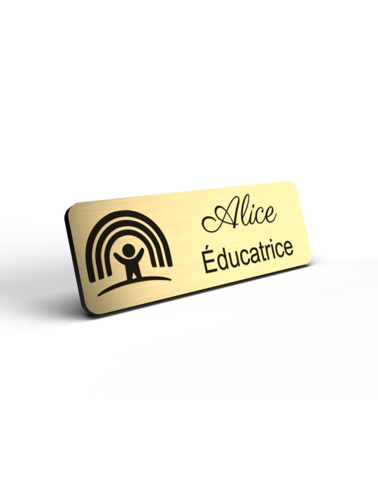 Badge personnalisé éducatrice, motif éducation et développement de l'enfant, détail de la finition or brossé
