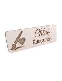 Badge personnalisé éducatrice, motif éducation et développement de l'enfant, vue en biais