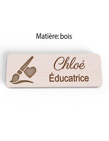 Badge personnalisé éducatrice, motif éducation et développement de l'enfant, vue en biais 2