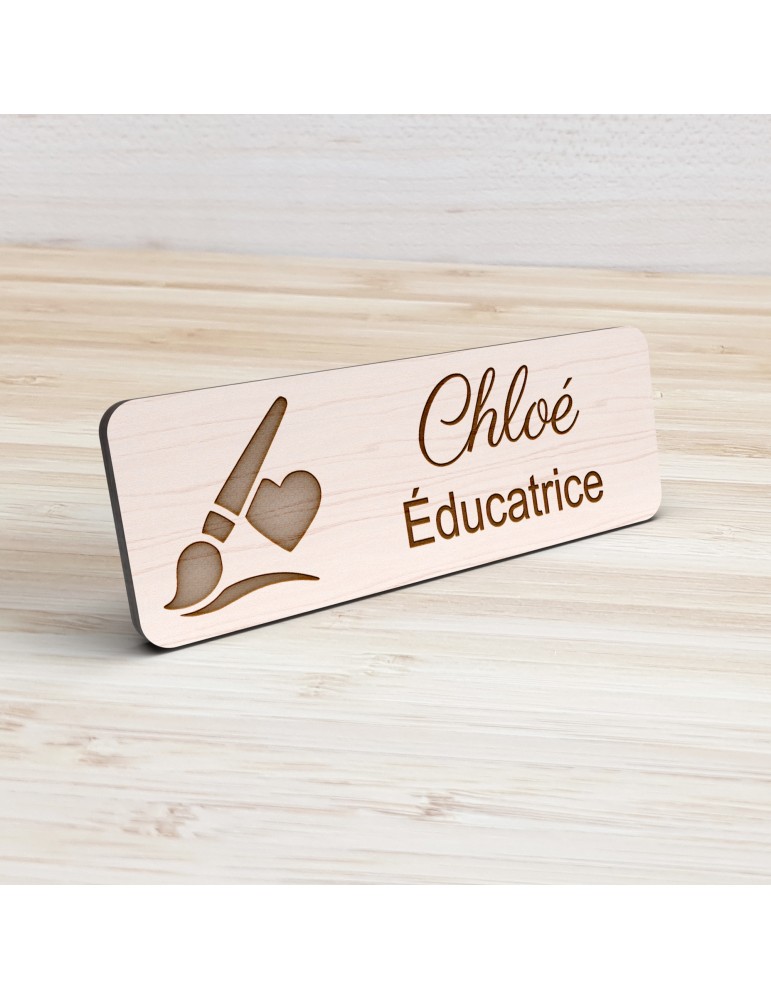 Badge personnalisé éducatrice, motif éducation et développement de l'enfant, vue de présentation