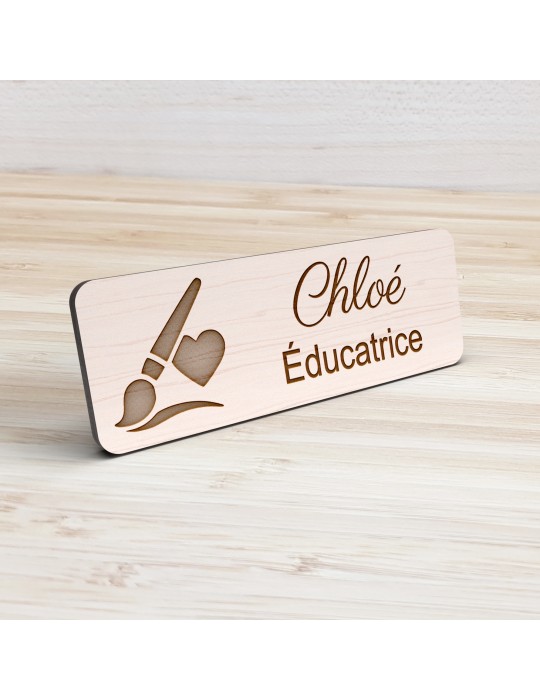 Badge personnalisé éducatrice, motif éducation et développement de l'enfant, vue de présentation