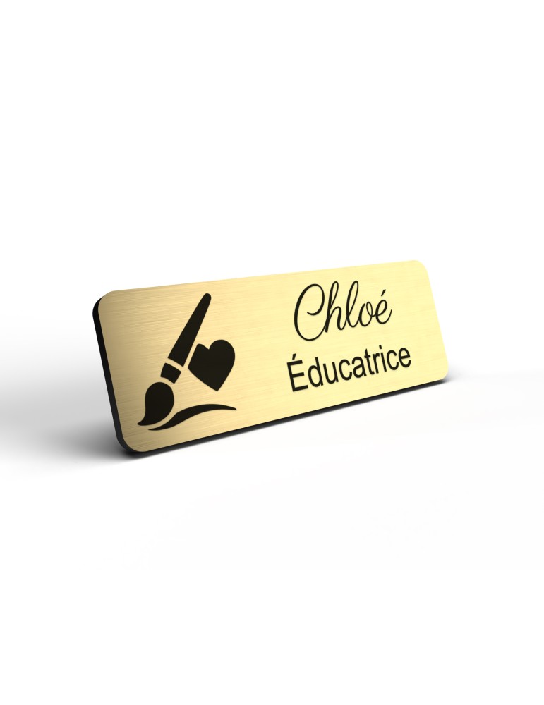 Badge personnalisé éducatrice, motif éducation et développement de l'enfant, détail de la finition or brossé