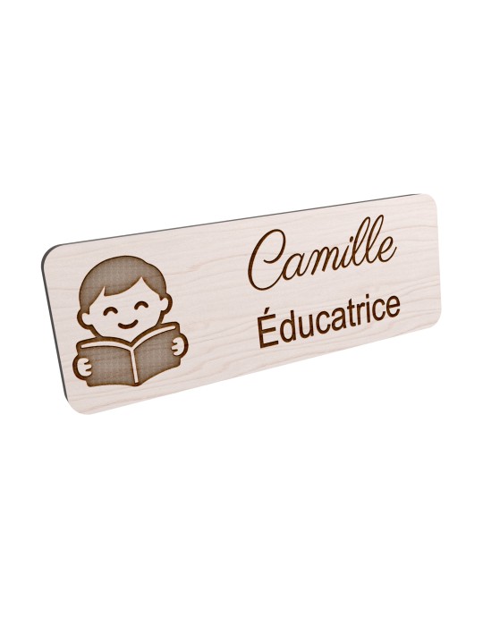 Badge personnalisé éducatrice, motif éducation et développement de l'enfant, vue en biais