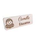 Badge personnalisé éducatrice, motif éducation et développement de l'enfant, vue en biais
