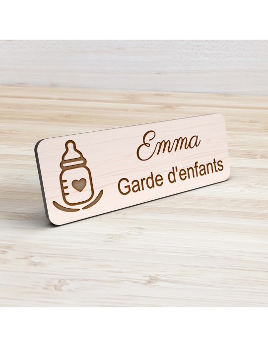 Badge personnalisé garde d'enfants, motif garde et accompagnement des enfants, vue de présentation