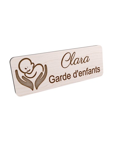 Badge personnalisé garde d'enfants, motif garde et accompagnement des enfants, vue en biais