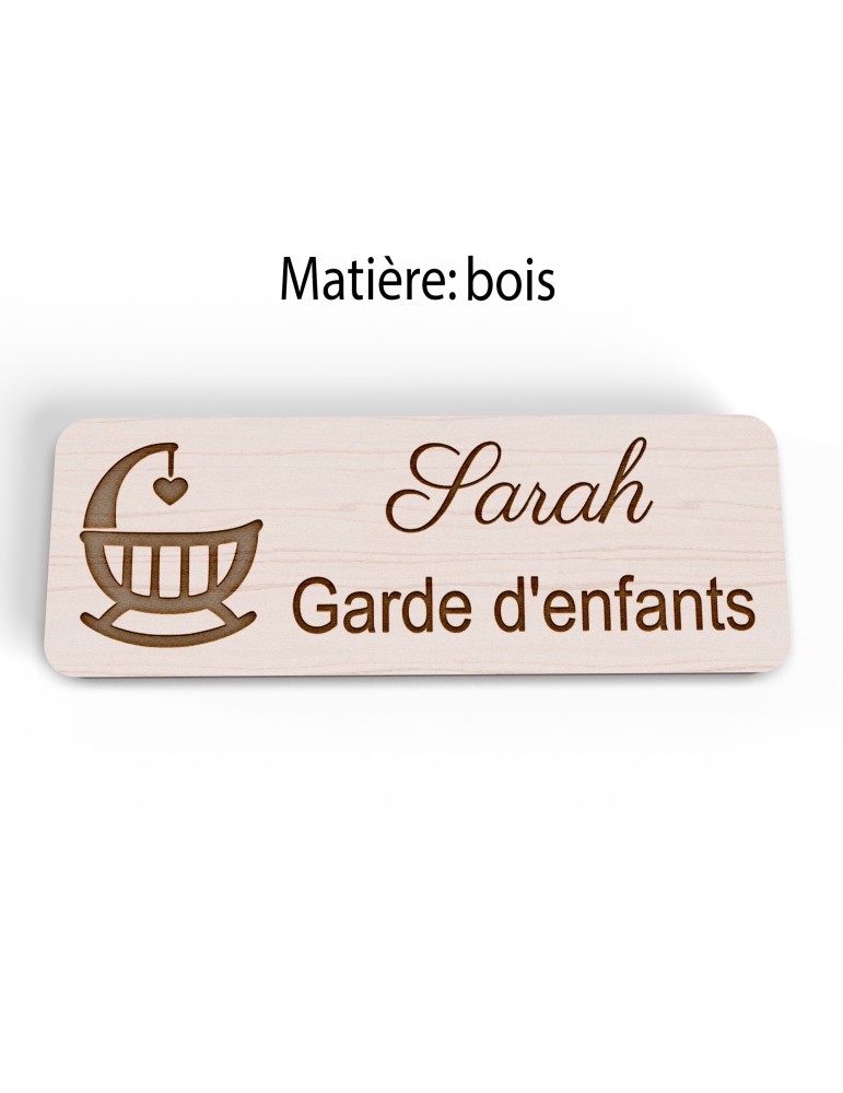 Badge personnalisé garde d'enfants, motif garde et accompagnement des enfants, version bois vue à plat