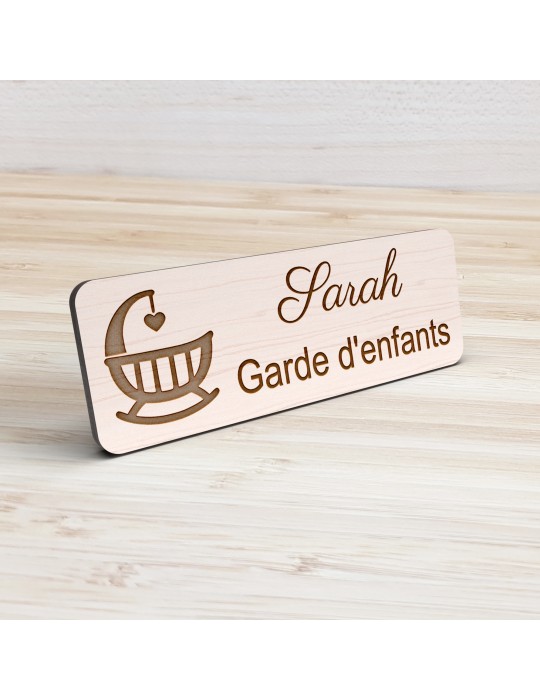 Badge personnalisé garde d'enfants, motif garde et accompagnement des enfants, vue de présentation
