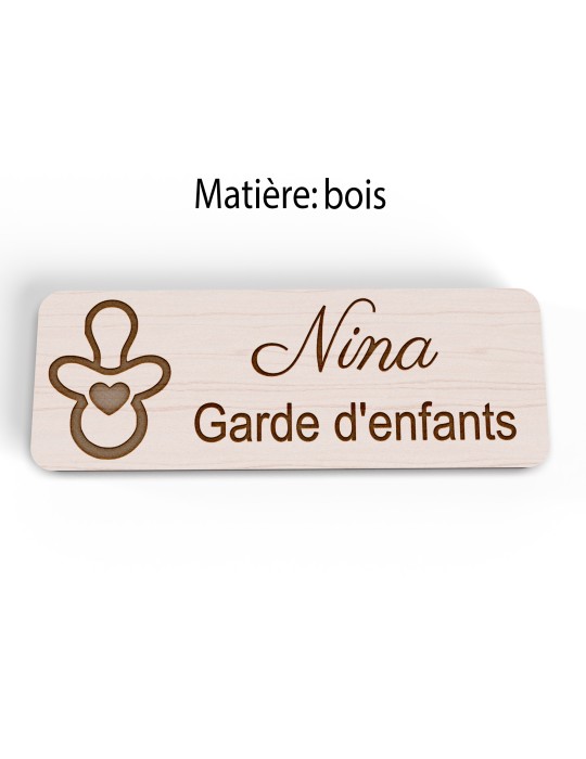 Badge personnalisé garde d'enfants, motif garde et accompagnement des enfants, version bois vue à plat