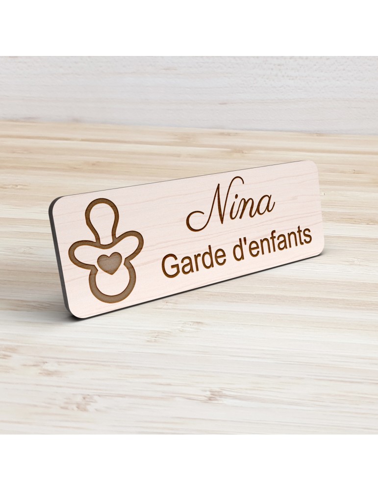 Badge personnalisé garde d'enfants, motif garde et accompagnement des enfants, vue de présentation