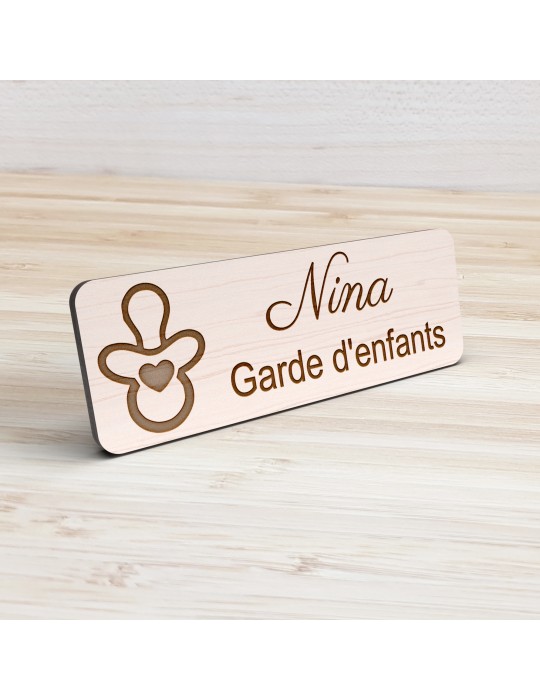 Badge personnalisé garde d'enfants, motif garde et accompagnement des enfants, vue de présentation