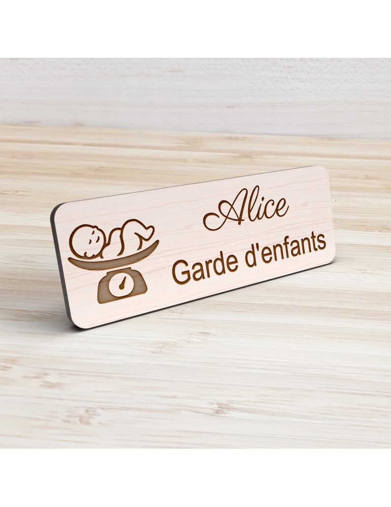 Badge personnalisé garde d'enfants, motif garde et accompagnement des enfants, vue de présentation