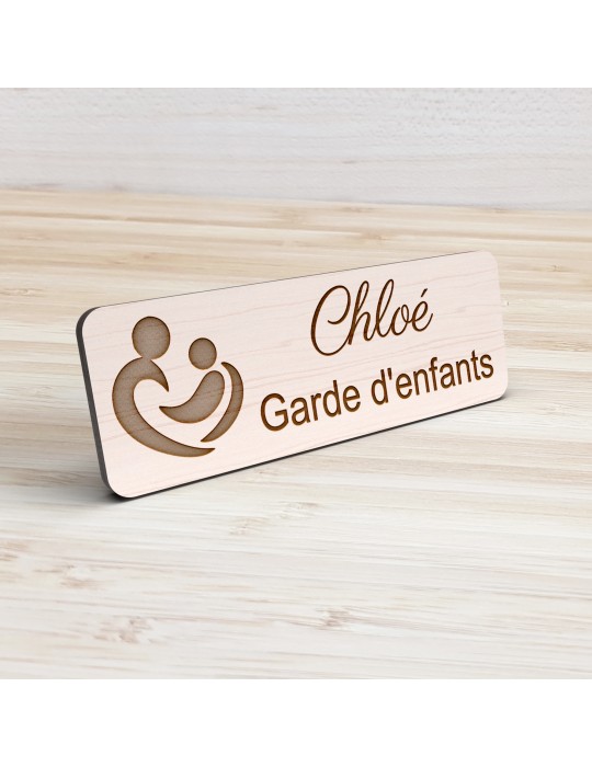 Badge personnalisé garde d'enfants, motif garde et accompagnement des enfants, vue de présentation