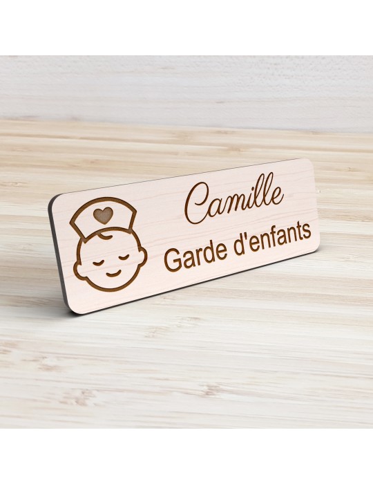 Badge personnalisé garde d'enfants, motif garde et accompagnement des enfants, vue de présentation