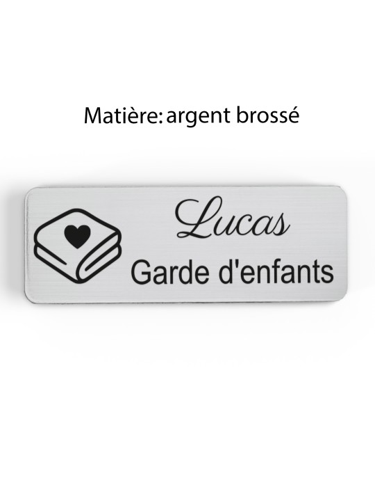 Badge personnalisé garde d'enfants, motif garde et accompagnement des enfants, finition argent brossé