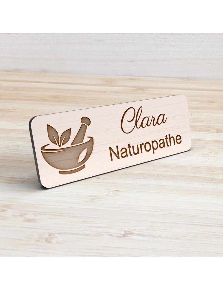 Badge personnalisé naturopathe, motif nature et bien-être, vue de présentation