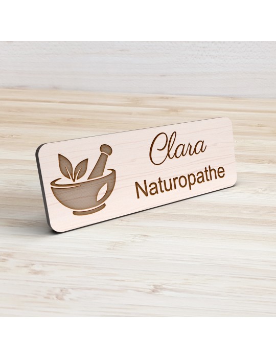 Badge personnalisé naturopathe, motif nature et bien-être, vue de présentation