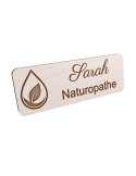 Badge personnalisé naturopathe, motif nature et bien-être, vue en biais