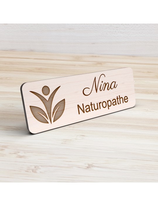 Badge personnalisé naturopathe, motif nature et bien-être, vue de présentation