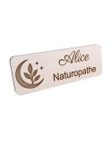 Badge personnalisé naturopathe, motif nature et bien-être, vue en biais