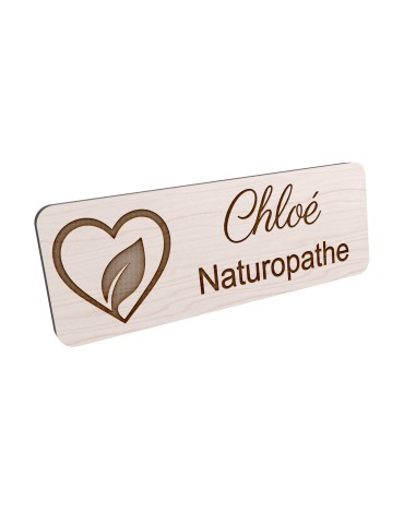 Badge personnalisé naturopathe, motif nature et bien-être, vue en biais