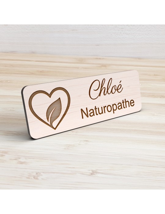 Badge personnalisé naturopathe, motif nature et bien-être, vue de présentation