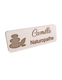 Badge personnalisé naturopathe, motif nature et bien-être, vue en biais
