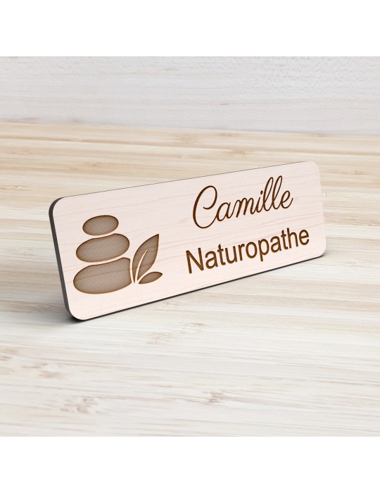 Badge personnalisé naturopathe, motif nature et bien-être, vue de présentation