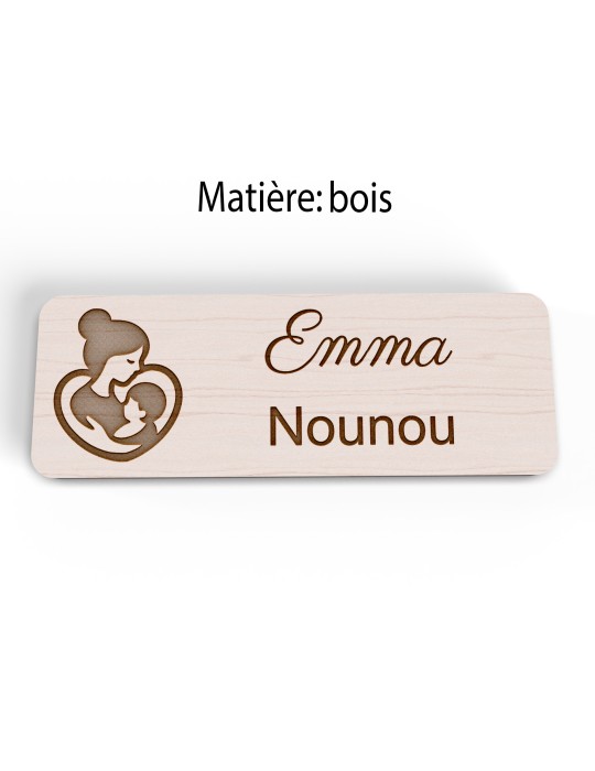 Badge personnalisé nounou, motif enfance et garde à domicile, version bois vue à plat