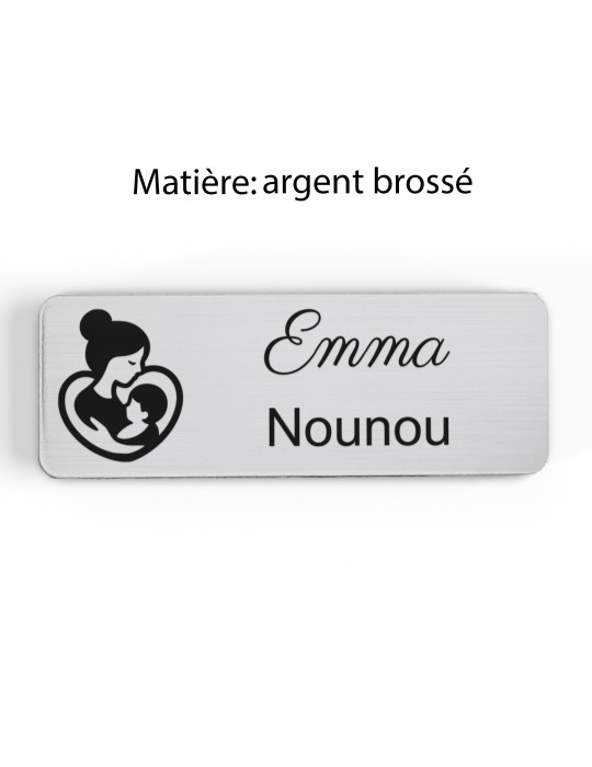 Badge personnalisé nounou, motif enfance et garde à domicile, finition argent brossé
